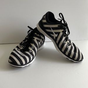 Women’s Size 8 NIke TR Fit 5 Black & White polka dots & stripes